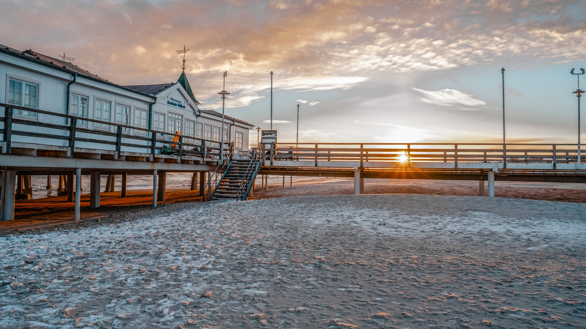 Seebrücke in Ahlbeck auf Usedom im Winter bei Sonnenaufgang