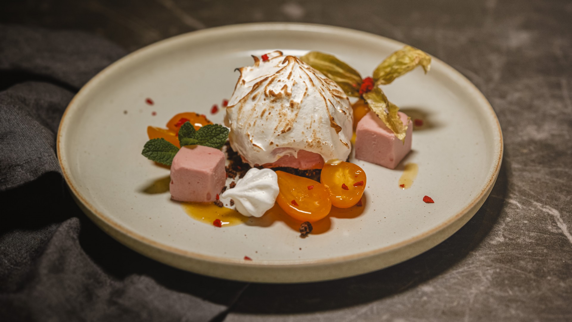 geflaemmter-schnee-geflaemmtes-aperol-himbeerparfait-mit-zwergorangenragout in der DÜNE 48