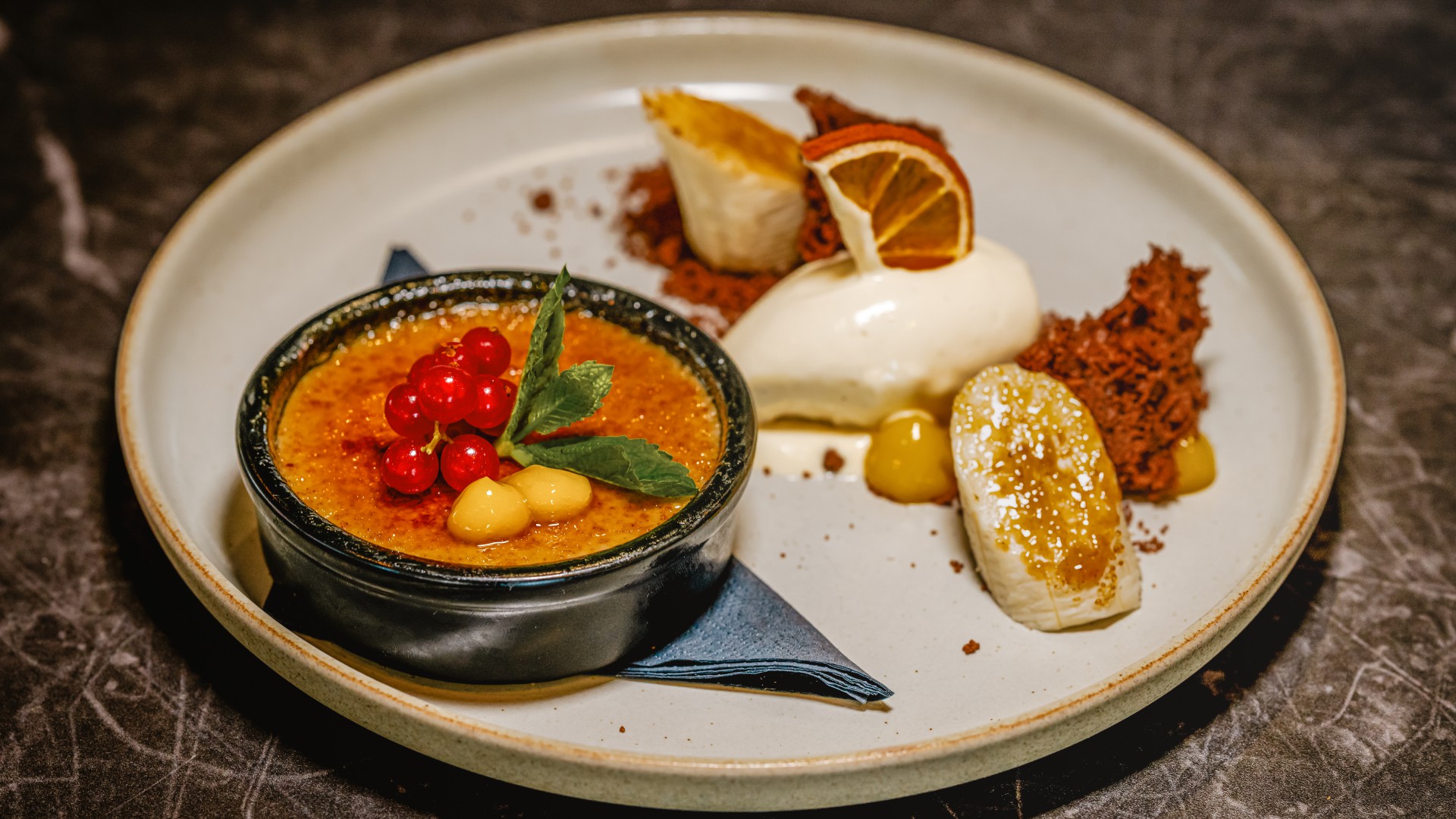 Banana Split Modern mit Bananen Créme Brûlée, Schokoschwamm, Zitronengel, Nussei im Restaurant DÜNE 48