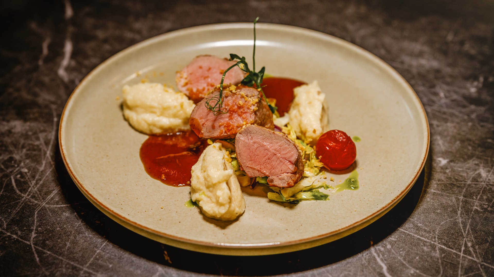 Filet vom Duroc Schwein mit Dijon-Senfsauce, fermentiertem Spitzkohl, Selleriepüree, Crunch im Restaurant DÜNE 48
