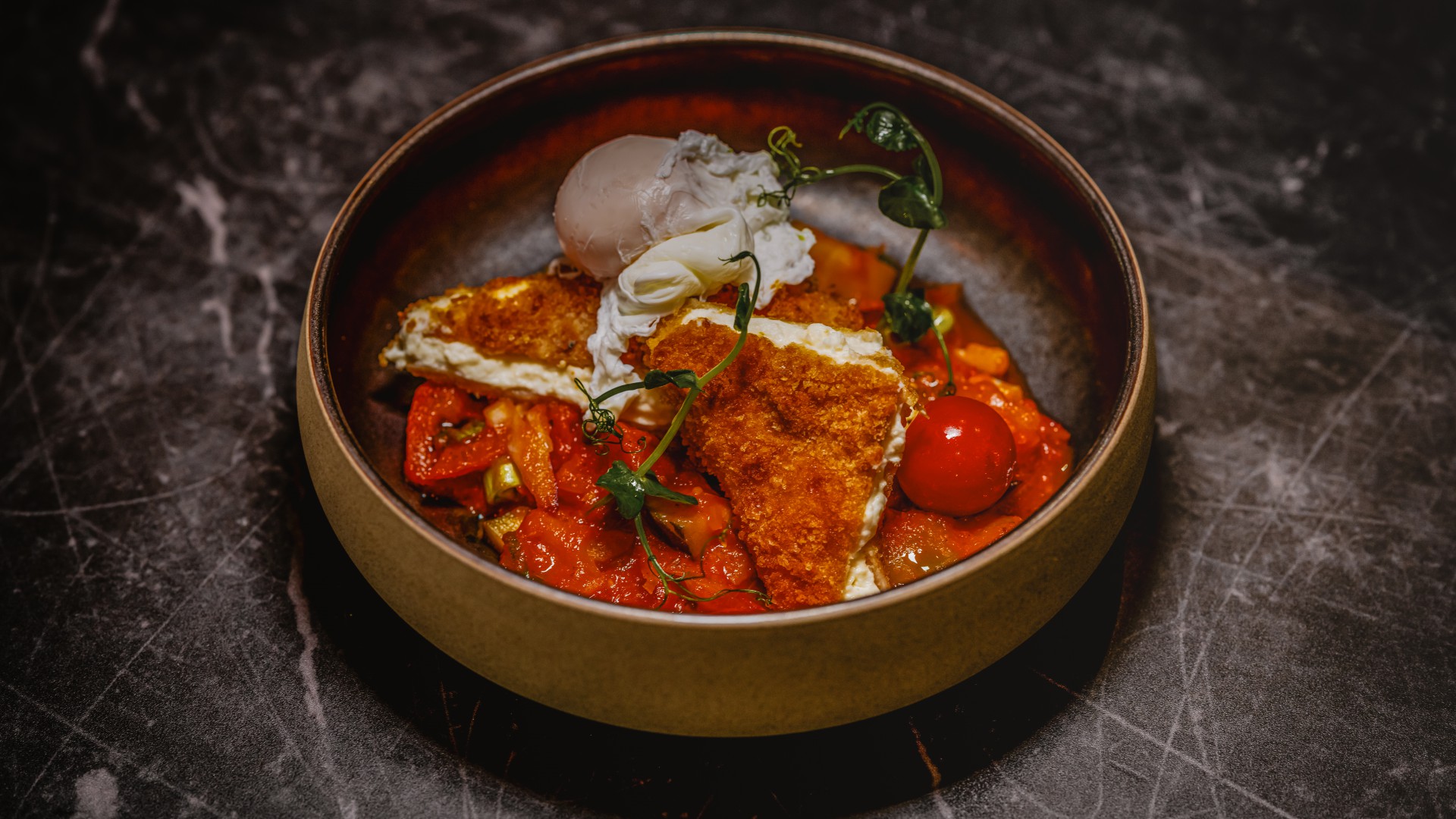 Gebackener Feta, pochiertes Ei, mediteranes Gemüseragout, frische Kräuter im Restaurant DÜNE 48