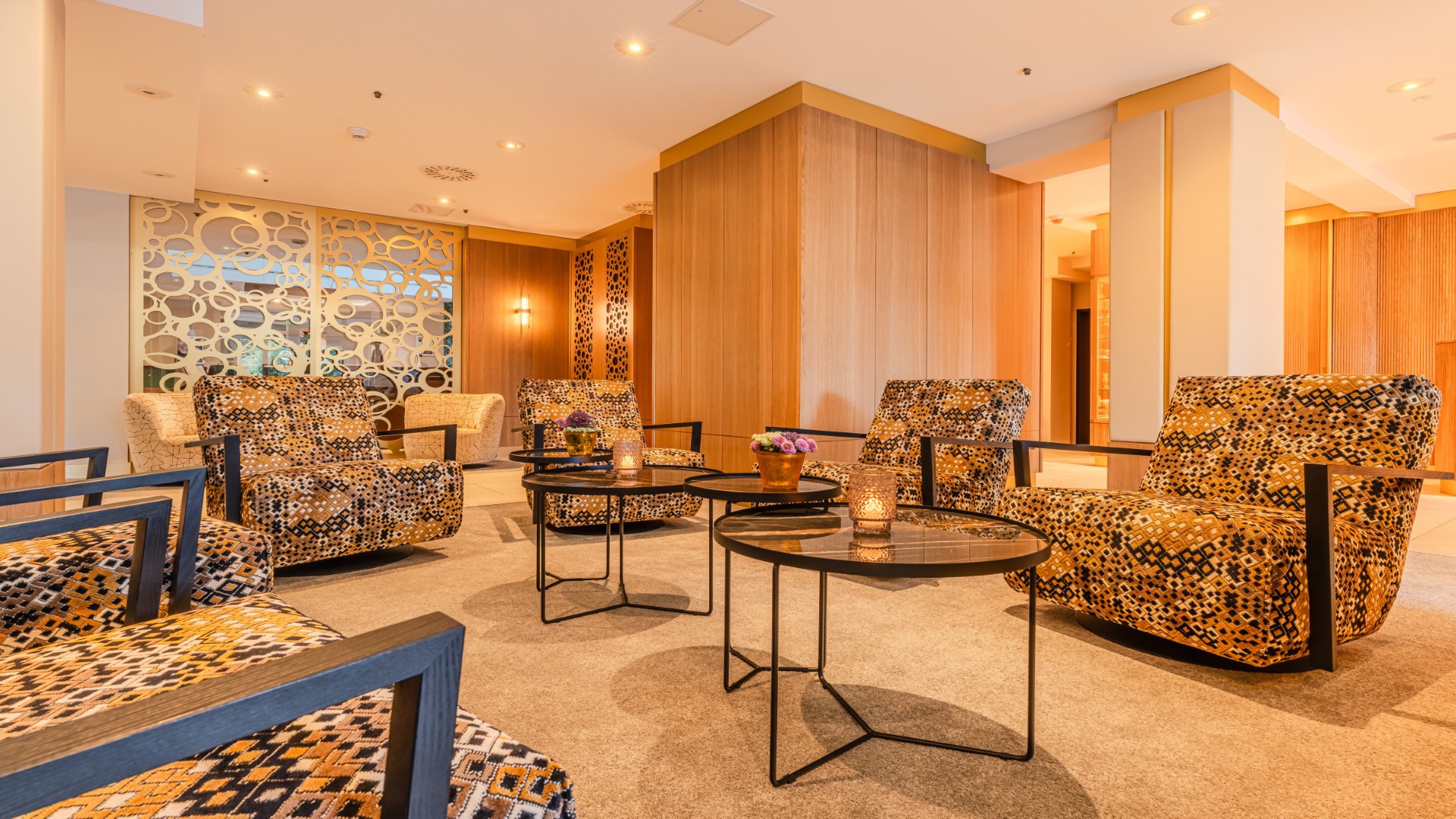 Hotellobby DAS AHLBECK HOTEL & SPA mit Schwingsesseln