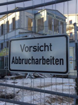 Hinter die Fassade geschaut Symbolfoto