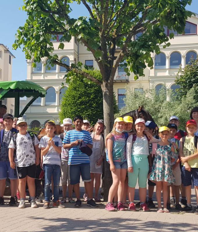 Raus aus der Grundschule und rein in die Ferien Symbolfoto